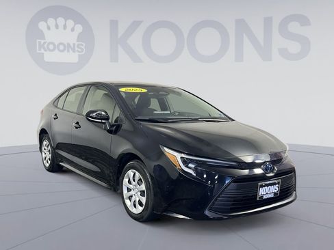 Used 2025 Toyota Corolla LE FWD image 1