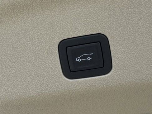 Used 2024 Cadillac Escalade Premium Luxury RWD image 40
