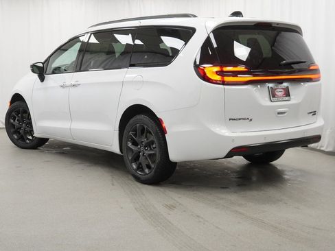 New 2026 Chrysler Pacifica Limited w/ S Appearance Package AWD/4WD image 13