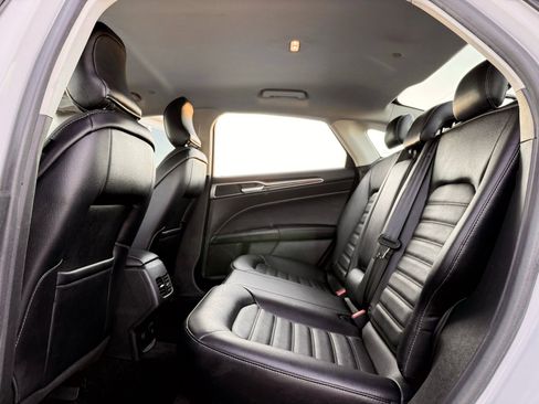 Used 2018 Ford Fusion SE w/ Equipment Group 602A FWD image 16