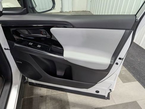 Used 2023 Subaru Solterra AWD image 28