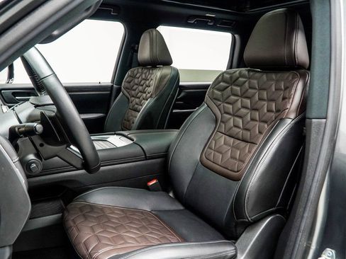 Used 2025 Nissan Armada Platinum image 38