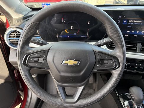 Used 2025 Chevrolet Trax LT w/ LPO, Blackout Package FWD image 24