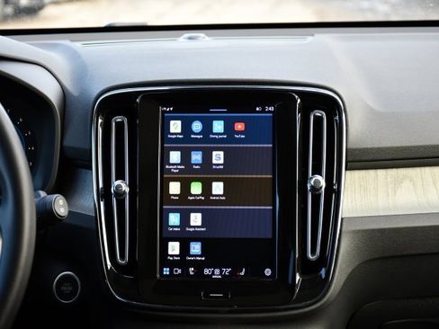 Used 2025 Volvo XC40 B5 Core image 23