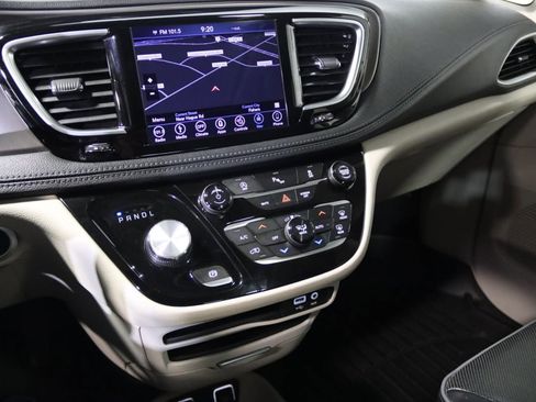 Used 2018 Chrysler Pacifica Limited FWD image 50