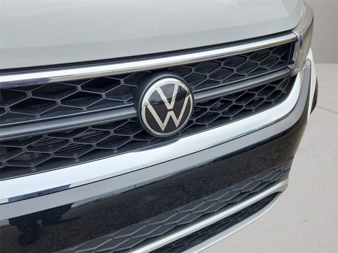 Used 2024 Volkswagen Taos SE w/ Panoramic Sunroof Package image 9