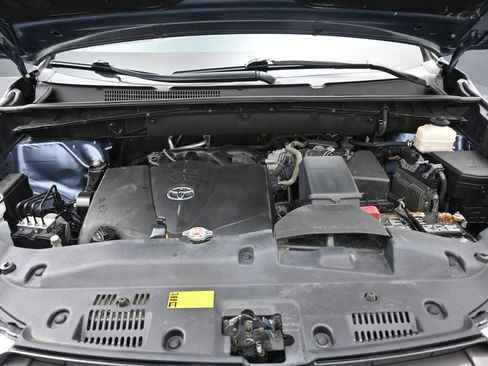 Used 2018 Toyota Highlander LE AWD/4WD image 40