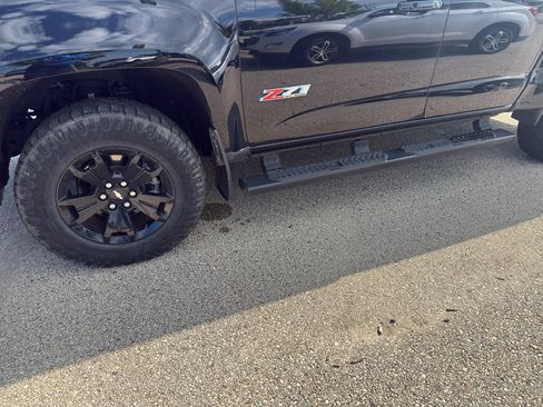 Used 2022 Chevrolet Colorado Z71 w/ Z71 Midnight Edition AWD/4WD image 2