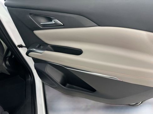 Used 2025 Chevrolet Traverse LT image 32