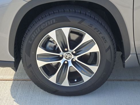 Used 2025 Toyota Highlander XLE FWD image 12