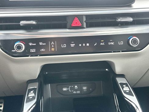 Used 2025 Kia Sorento SX Prestige image 17