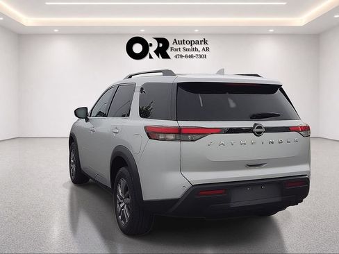 Used 2025 Nissan Pathfinder SV FWD image 4