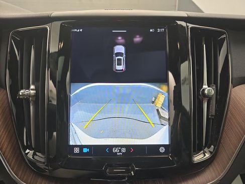 Used 2023 Volvo XC60 B5 Plus image 31