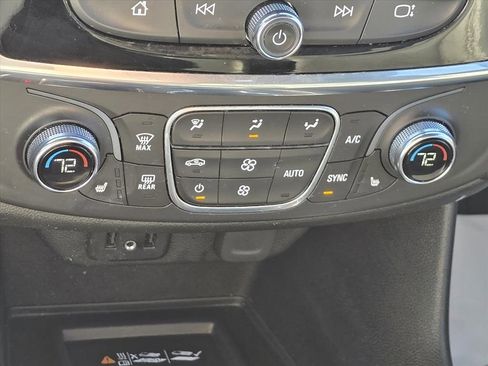 Used 2022 Chevrolet Traverse LT image 20