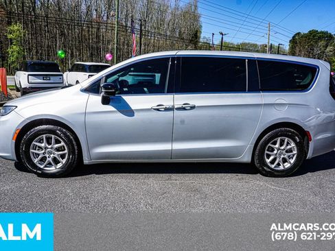 Used 2024 Chrysler Pacifica Touring-L FWD image 6