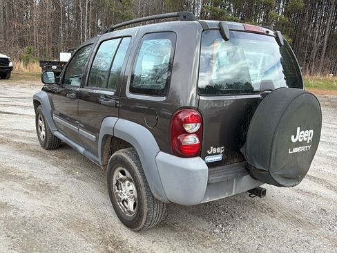 Used 2005 Jeep Liberty Sport image 10