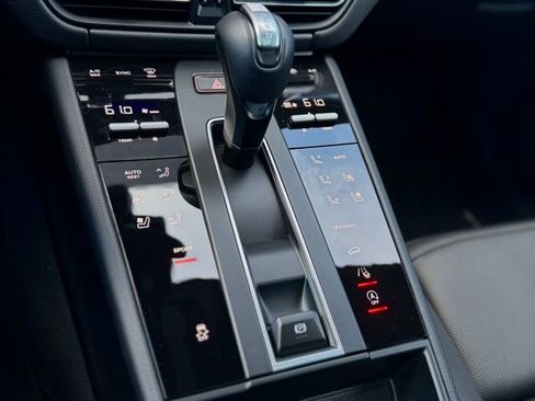 Certified 2025 Porsche Macan AWD/4WD image 31