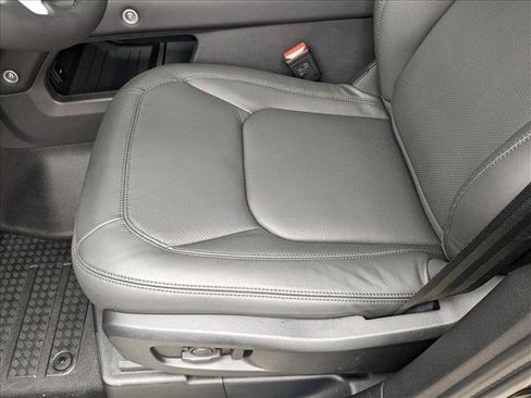 New 2025 Land Rover Defender 110 X-Dynamic SE image 4