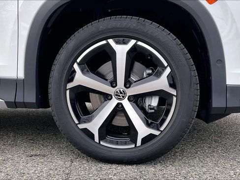 New 2026 Volkswagen Tiguan SE image 8