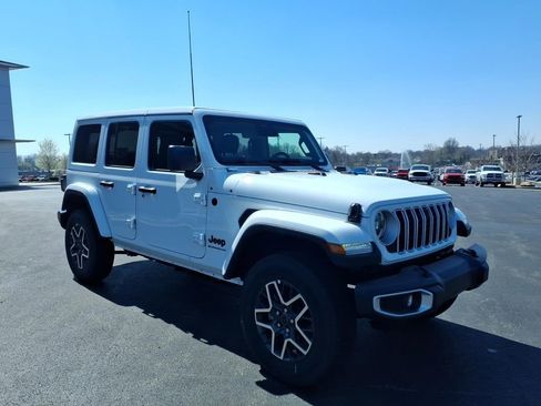 Used 2026 Jeep Wrangler Unlimited Sahara w/ Dual Top Group AWD/4WD image 7