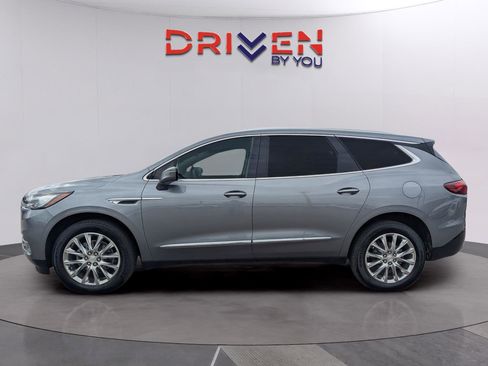 Used 2021 Buick Enclave Essence image 2