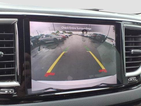 Used 2023 Chrysler Pacifica Touring-L FWD image 19