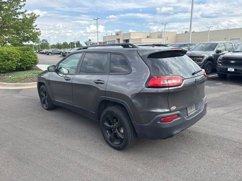 Used 2018 Jeep Cherokee Latitude w/ Altitude Package FWD image 4