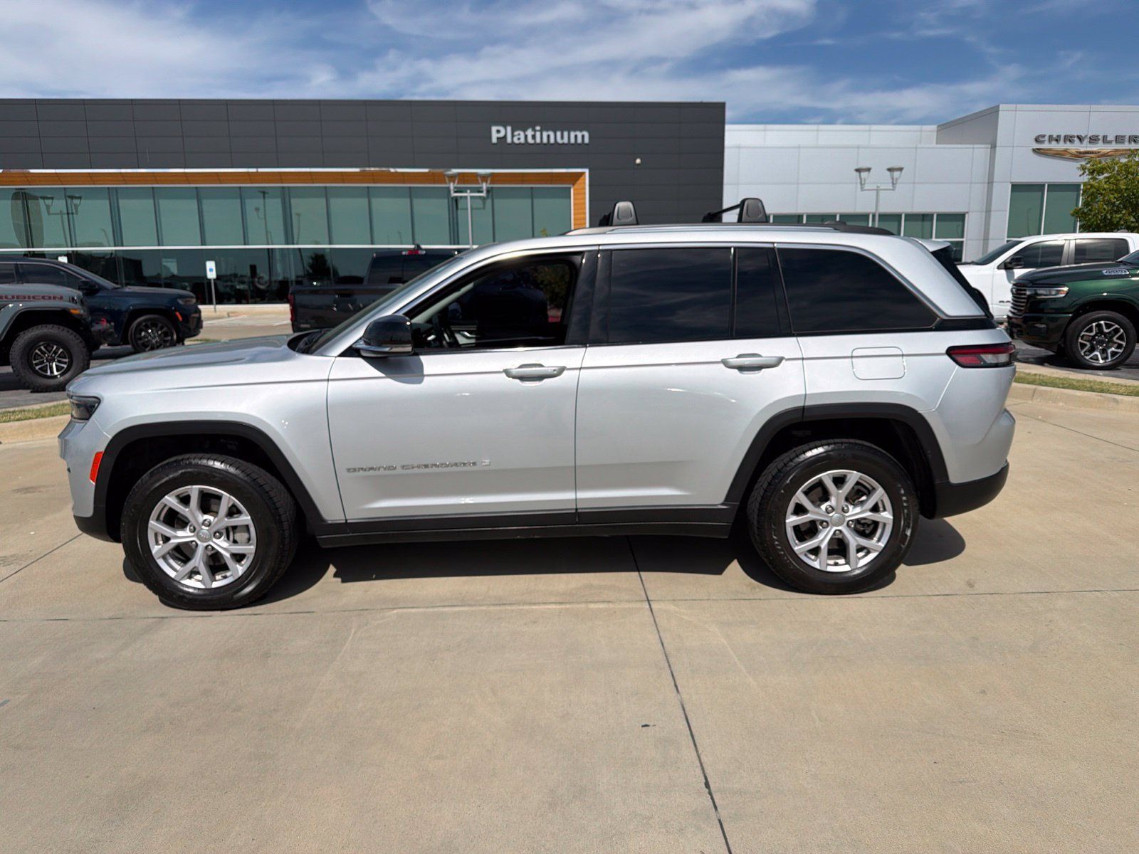 Used 2022 Jeep Grand Cherokee Limited RWD image 2