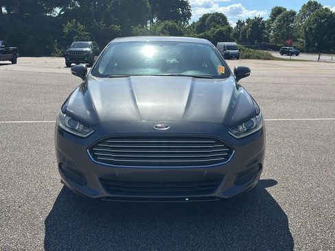 Used 2016 Ford Fusion SE FWD image 2
