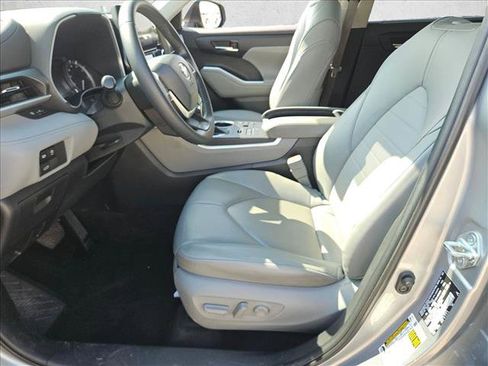 Used 2023 Toyota Highlander XLE AWD/4WD image 15