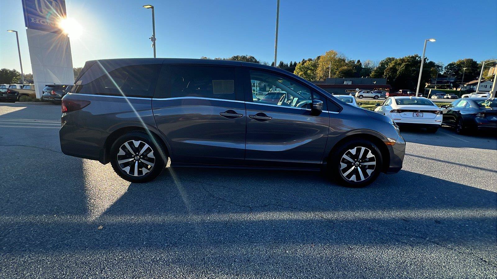 Certified 2025 Honda Odyssey EX-L image 3
