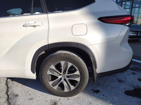 Used 2023 Toyota Highlander XLE image 4