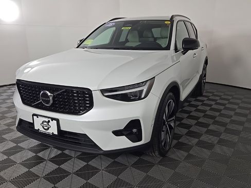 Certified 2023 Volvo XC40 B5 Ultimate w/ Climate Package image 12
