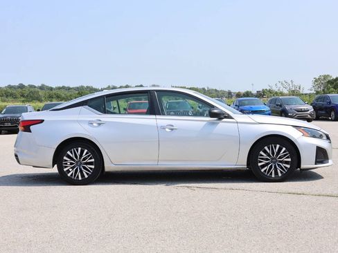 Used 2024 Nissan Altima 2.5 SV FWD image 7