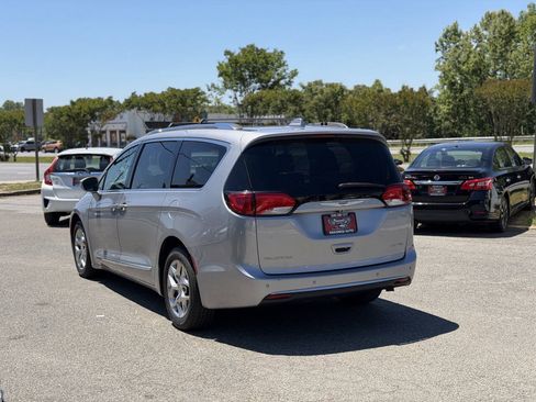 Used 2018 Chrysler Pacifica Limited FWD image 6