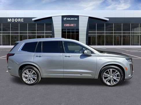 Used 2025 Cadillac XT6 Premium Luxury image 3