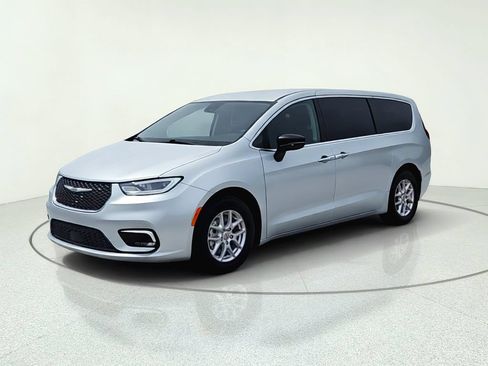 Used 2024 Chrysler Pacifica Touring-L FWD image 3