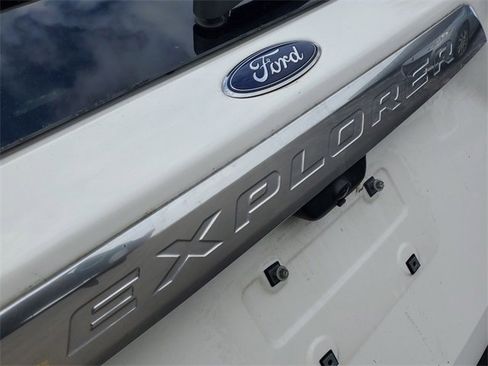Certified 2022 Ford Explorer Platinum w/ Equipment Group 601A image 8