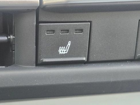 Used 2025 Toyota Sienna XLE FWD image 8