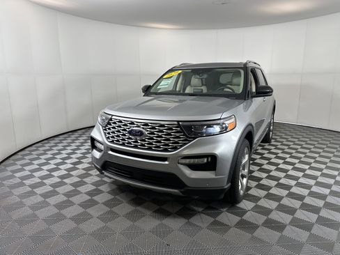Used 2020 Ford Explorer Platinum w/ Premium Technology Package image 2