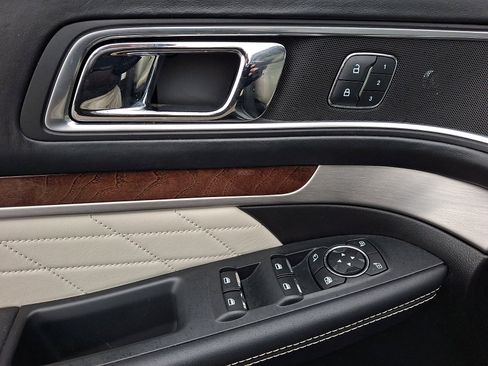 Used 2016 Ford Explorer Platinum image 14