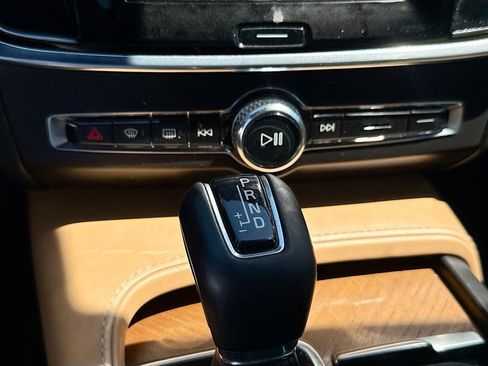 Used 2018 Volvo S90 T6 Inscription w/ Convenience Package image 15