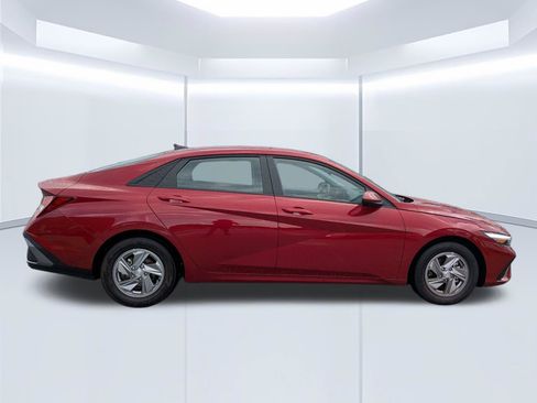 Certified 2026 Hyundai Elantra SE FWD image 3