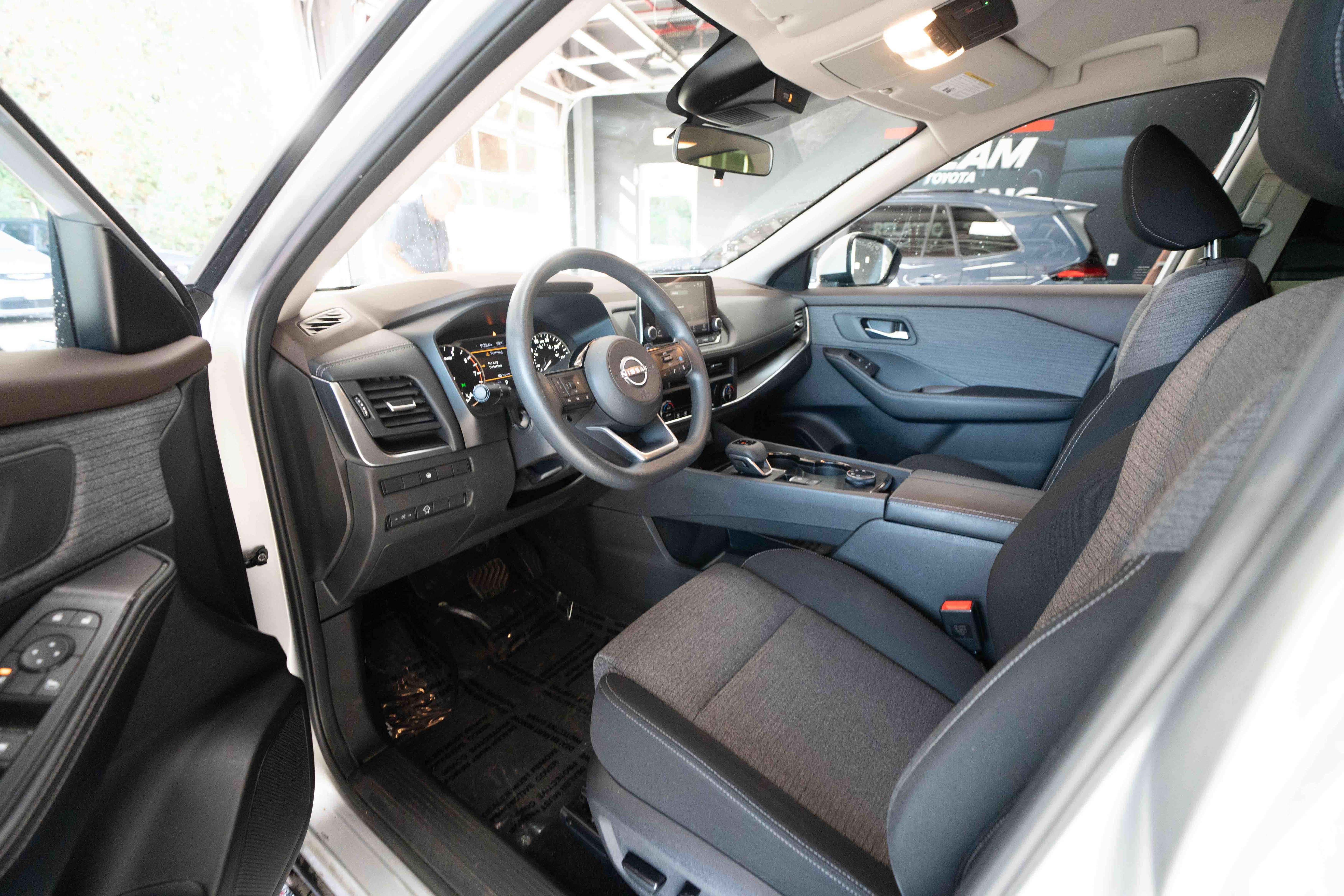 Used 2023 Nissan Rogue SV AWD/4WD image 8