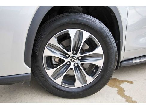 Used 2024 Toyota Highlander XLE FWD image 31