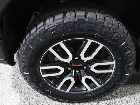 Used 2024 GMC Sierra 1500 AT4 w/ Technology Package AWD/4WD image 12