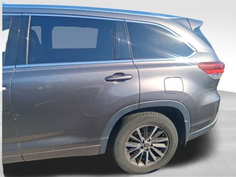 Used 2018 Toyota Highlander XLE AWD/4WD image 10