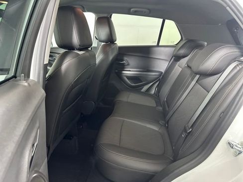 Used 2022 Chevrolet Trax LT w/ LT Convenience Package image 25