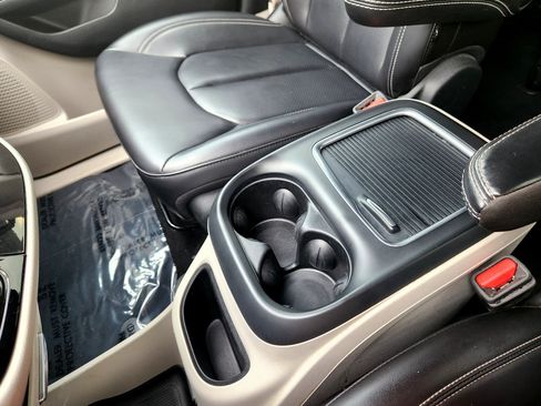 Used 2023 Chrysler Pacifica Touring-L FWD image 47