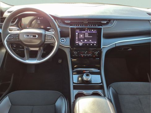 Used 2025 Jeep Grand Cherokee L Altitude image 10